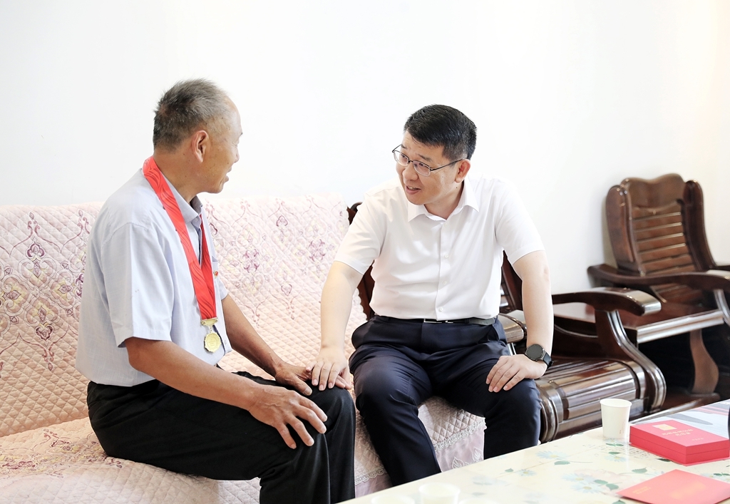 夏友峰开展“七一”走访慰问和调研指导学习教育工作